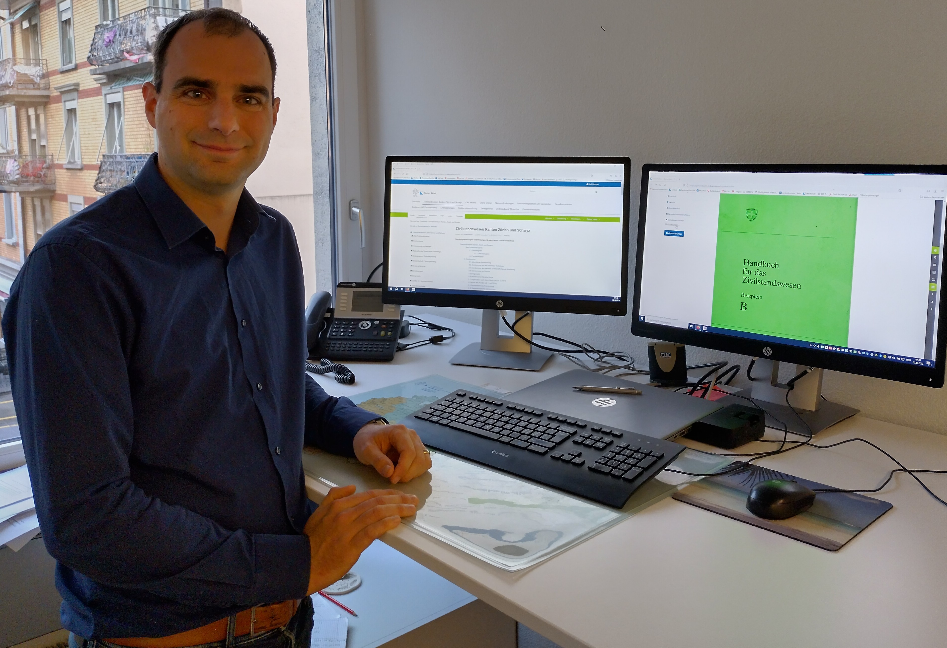 Bild von Markus Stoll am Arbeitsplatz